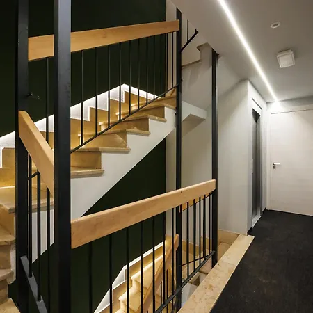 Hotel Lift 3*